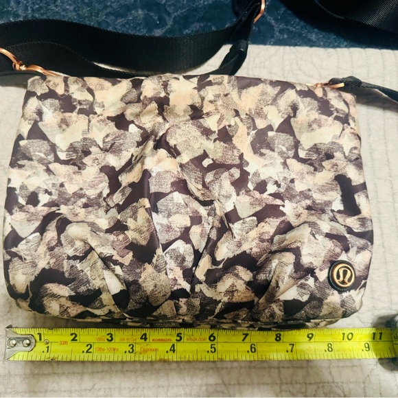 lululemon athletica Camouflage Crossbody Bag - Picture 6 of 7